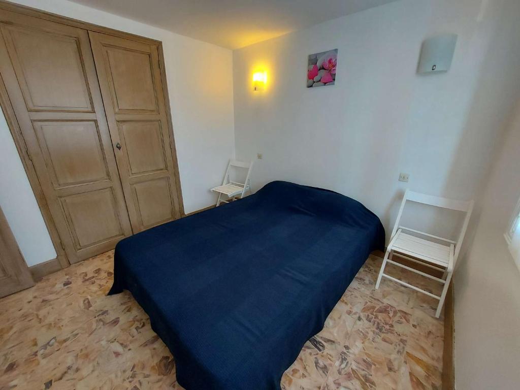 Posteľ alebo postele v izbe v ubytovaní Maison de village spacieuse à 70m de la plage, 200m des commerces, grande terrasse, 10 couchages - FR-1-423-273