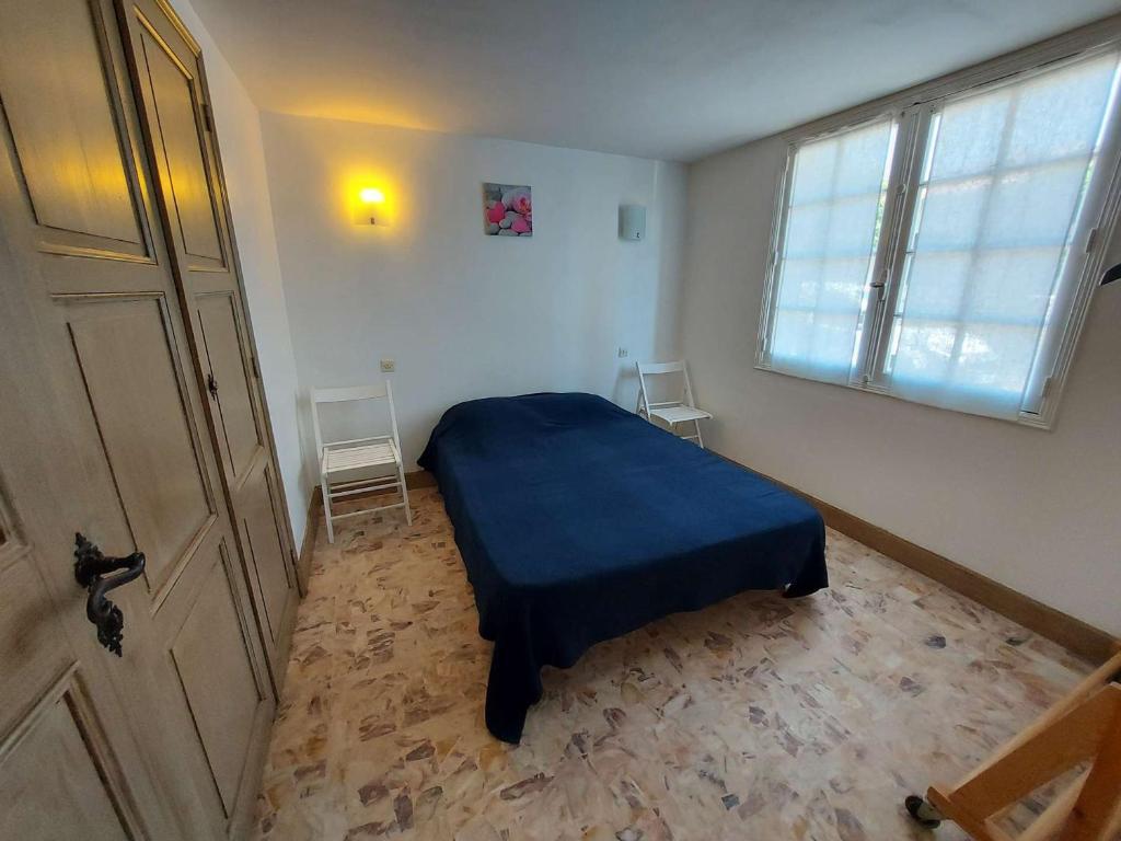 Posteľ alebo postele v izbe v ubytovaní Maison de village spacieuse à 70m de la plage, 200m des commerces, grande terrasse, 10 couchages - FR-1-423-273