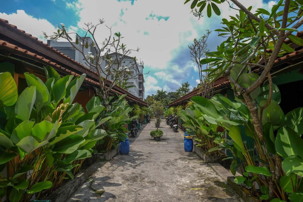 Zahrada ubytování RedDoorz near Lotte Mart Maguwoharjo Yogyakarta