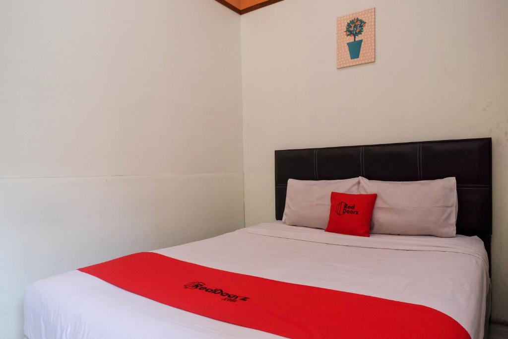 Postel nebo postele na pokoji v ubytování RedDoorz near Lotte Mart Maguwoharjo Yogyakarta