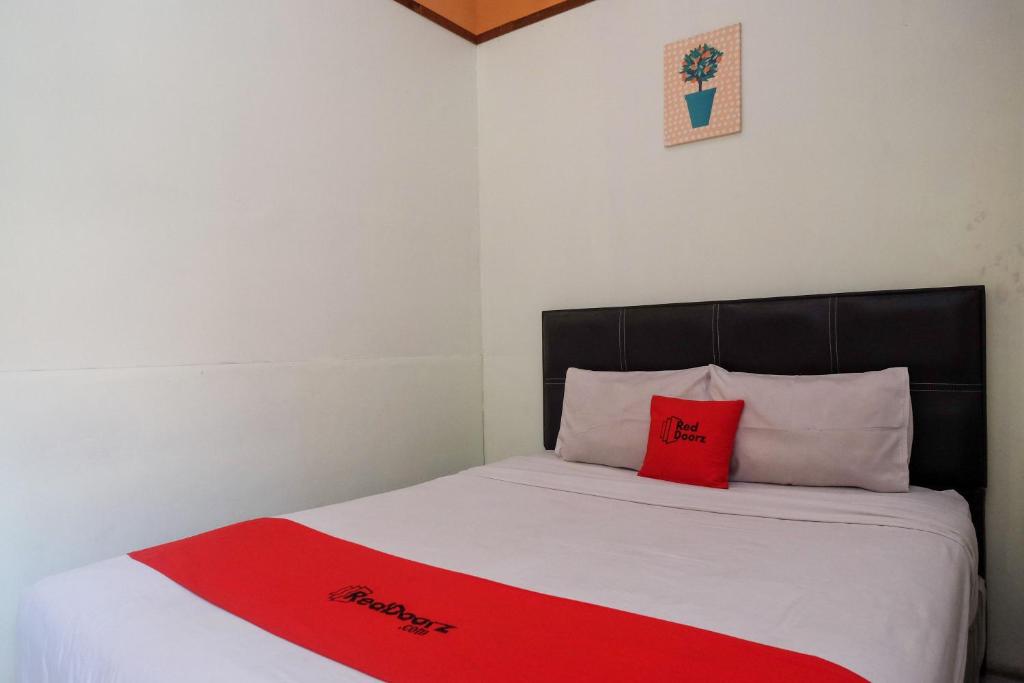 Postel nebo postele na pokoji v ubytování RedDoorz near Lotte Mart Maguwoharjo Yogyakarta