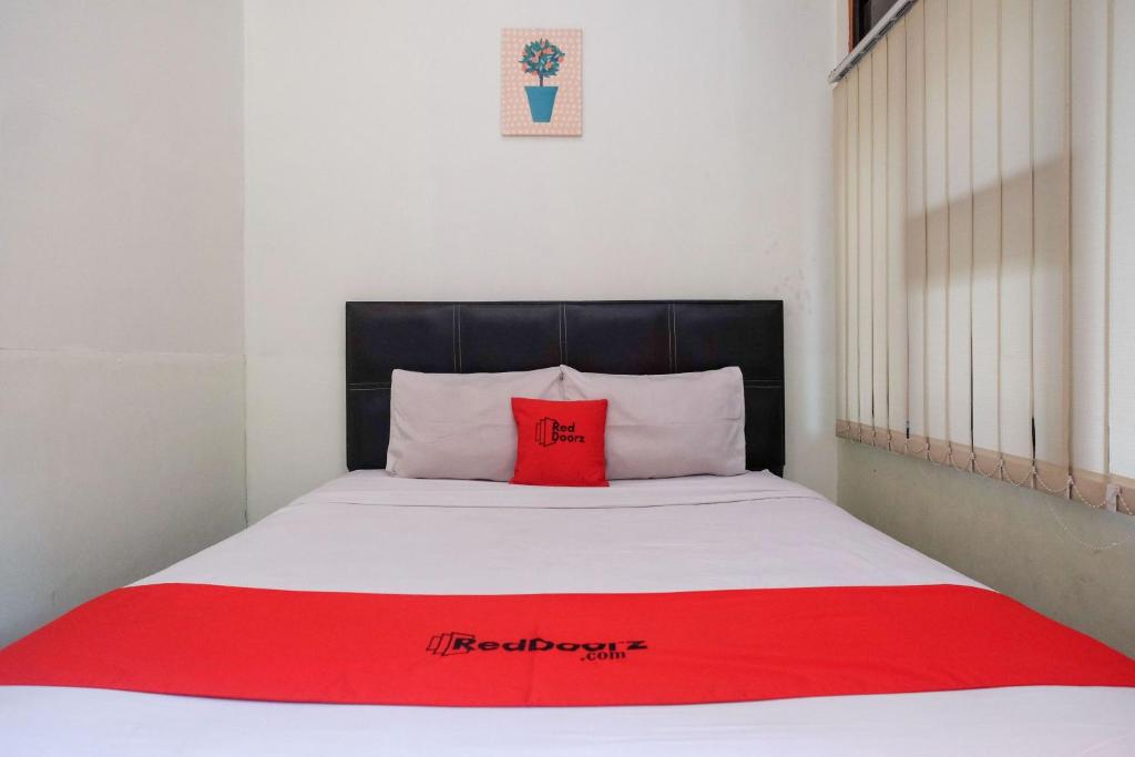 Postel nebo postele na pokoji v ubytování RedDoorz near Lotte Mart Maguwoharjo Yogyakarta