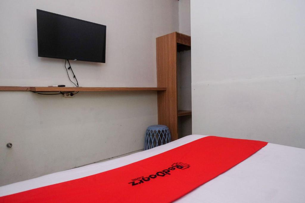 Postel nebo postele na pokoji v ubytování RedDoorz near Lotte Mart Maguwoharjo Yogyakarta