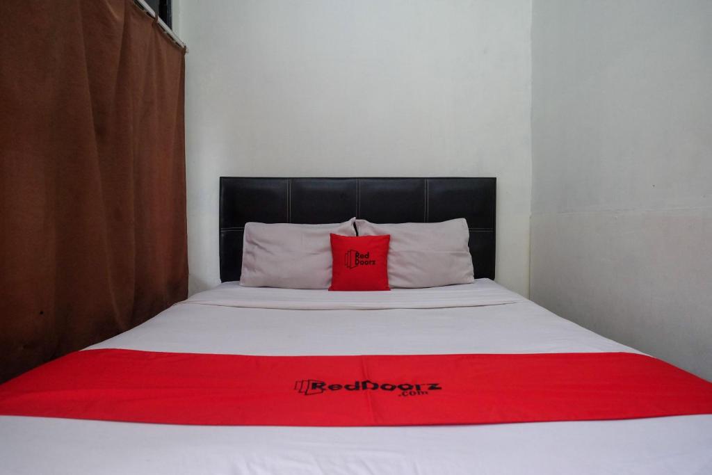 Postel nebo postele na pokoji v ubytování RedDoorz near Lotte Mart Maguwoharjo Yogyakarta