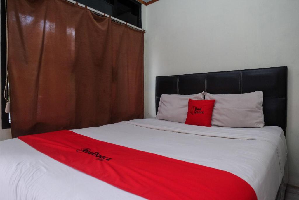 Postel nebo postele na pokoji v ubytování RedDoorz near Lotte Mart Maguwoharjo Yogyakarta