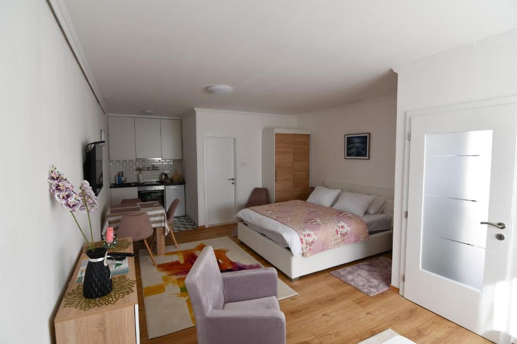 une chambre avec un lit et un salon dans l'établissement Studio Rio, à Trebinje