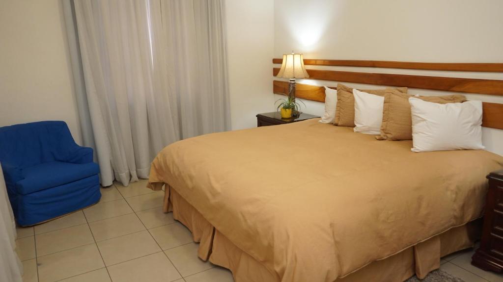 Postel nebo postele na pokoji v ubytování Hotel Casa del Arbol