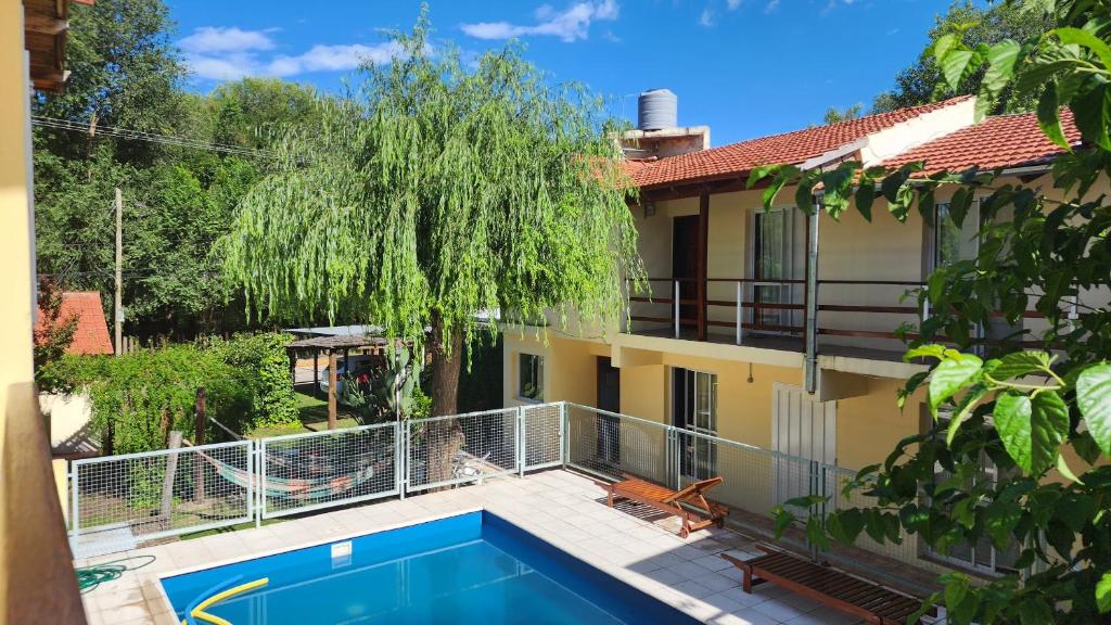 una vista de un edificio con piscina en SARA COMPLEJO, en Mina Clavero