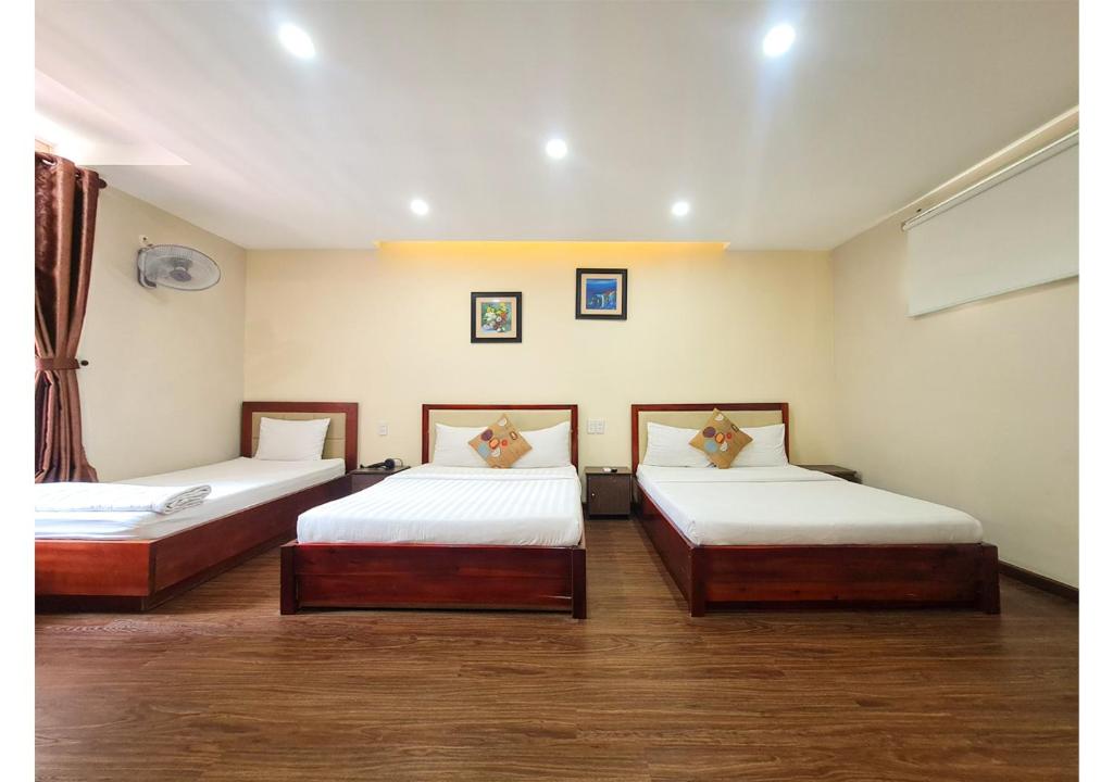 Postel nebo postele na pokoji v ubytování Quan Quan Hotel