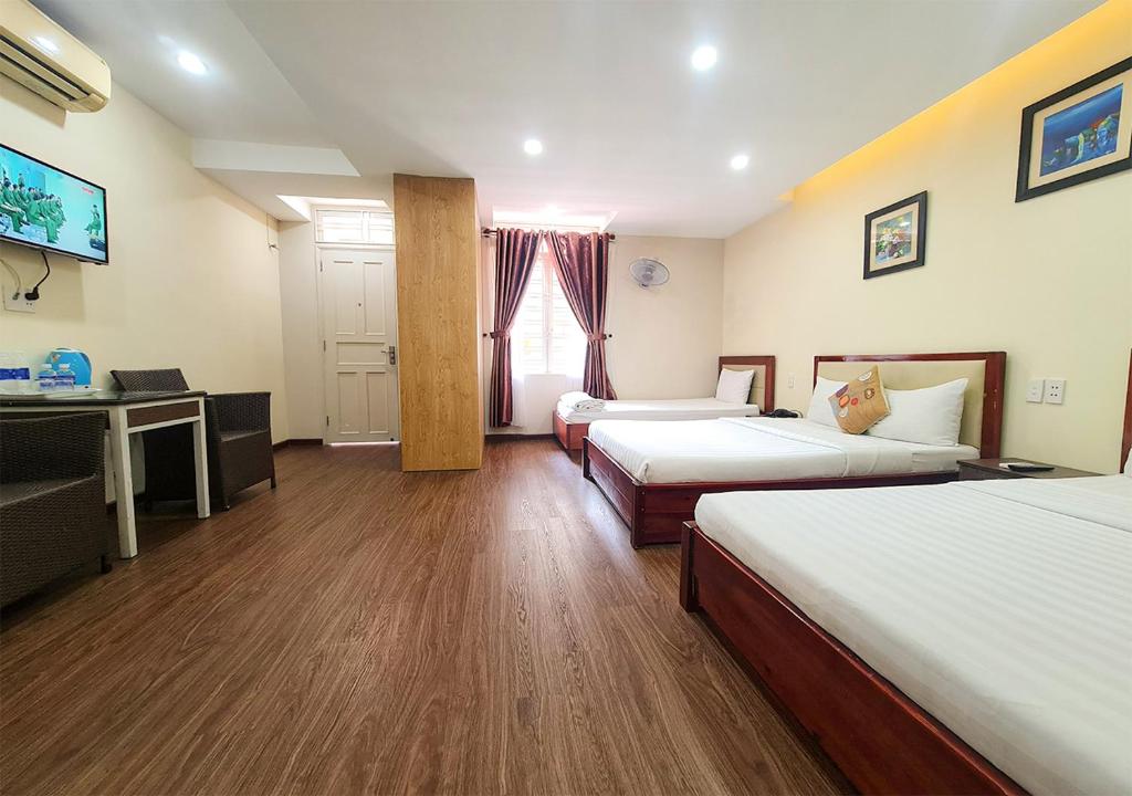 Postel nebo postele na pokoji v ubytování Quan Quan Hotel