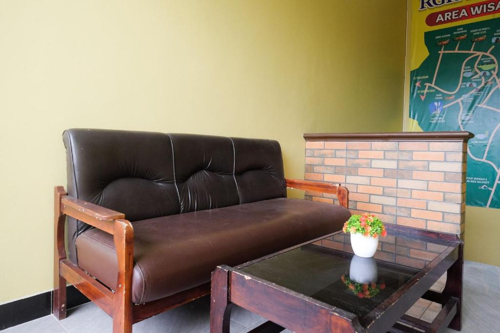 Posezení v ubytování RedDoorz Syariah near Taman Rekreasi Kalianget Wonosobo