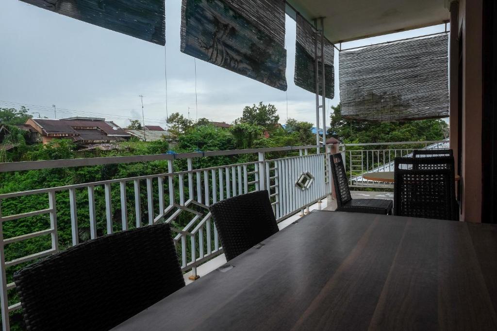 Balkón nebo terasa v ubytování RedDoorz Syariah near Taman Rekreasi Kalianget Wonosobo