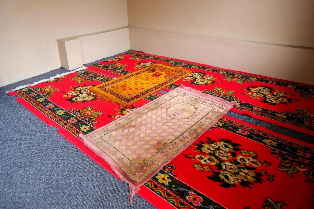 Postel nebo postele na pokoji v ubytování RedDoorz Syariah near Taman Rekreasi Kalianget Wonosobo