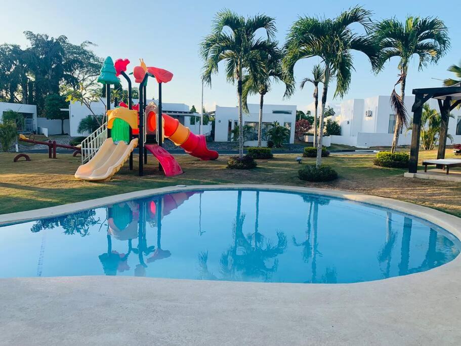 einen Spielplatz mit Rutsche in einem Park in der Unterkunft Enjoy a beautiful beach house in Panamá in Río Hato