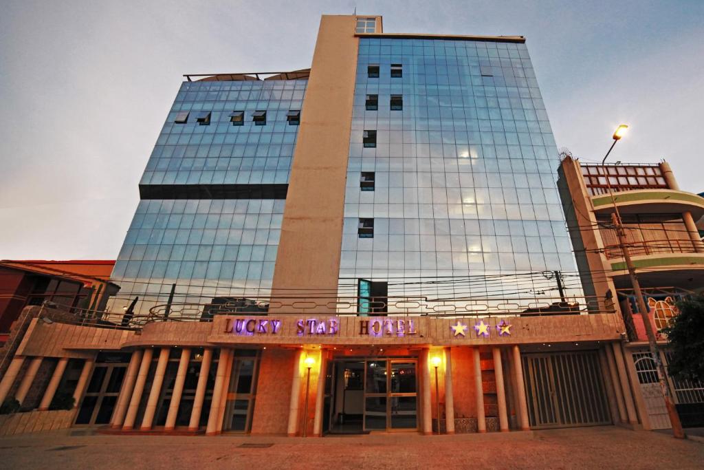 um edifício alto com um sinal em frente em Lucky Star Hotel em Chiclayo