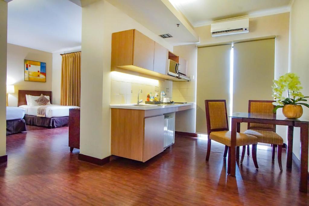 Kuchyň nebo kuchyňský kout v ubytování Grand Dafam Ancol Jakarta