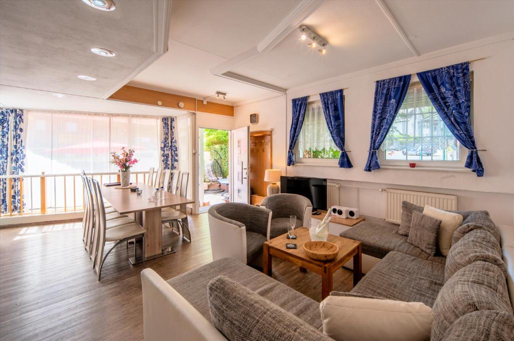 ein Wohnzimmer mit einem Sofa und einem Tisch in der Unterkunft Ferienwohnung Vulkaneifel in Daun