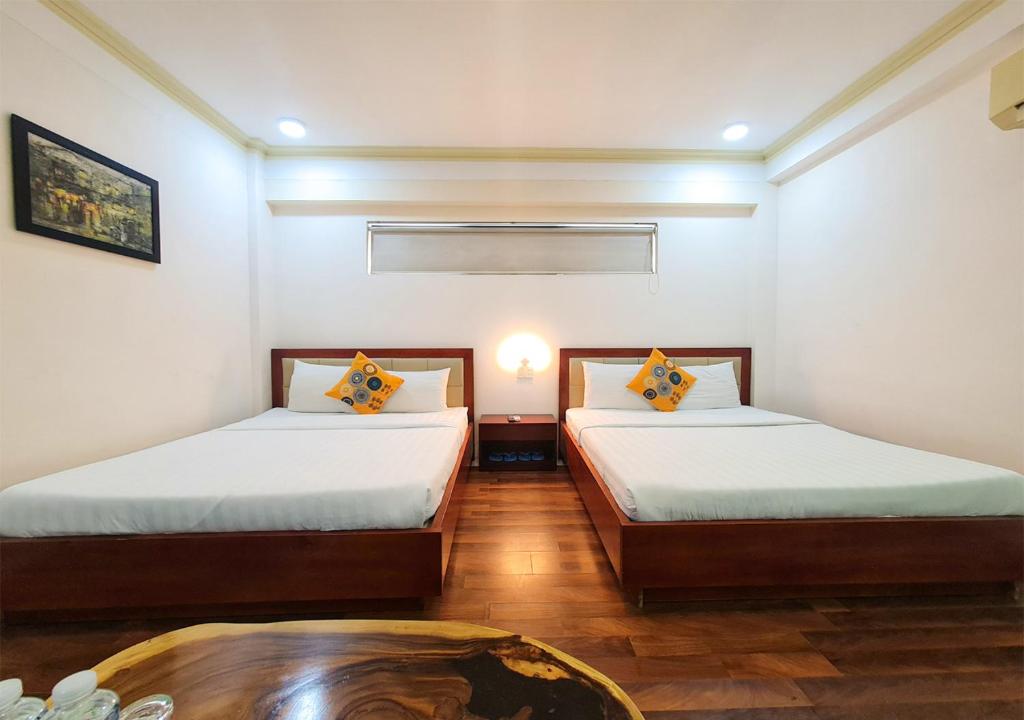 Postel nebo postele na pokoji v ubytování Quan Quan Hotel