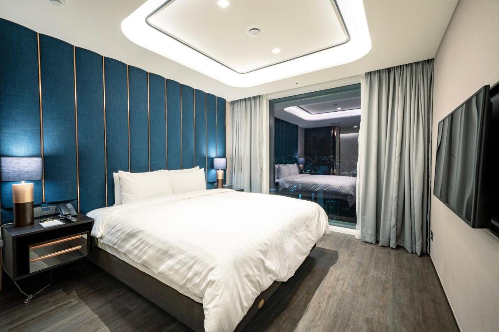 Postel nebo postele na pokoji v ubytování Lavalse Hotel