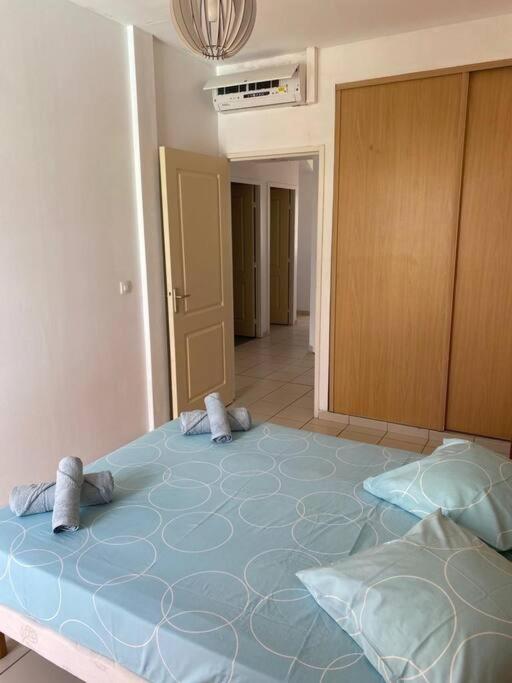 a bedroom with a large blue bed in a room at Maison Agréable Familiale in Saint-François