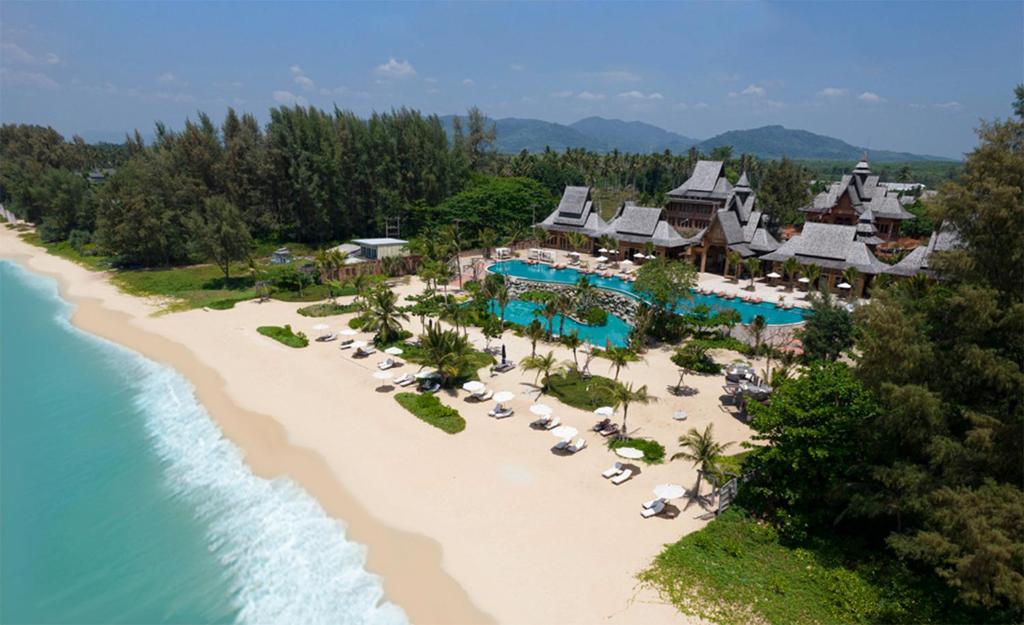z powietrza widok na ośrodek i plażę w obiekcie Santhiya Phuket Natai Resort & Spa w mieście Natai Beach