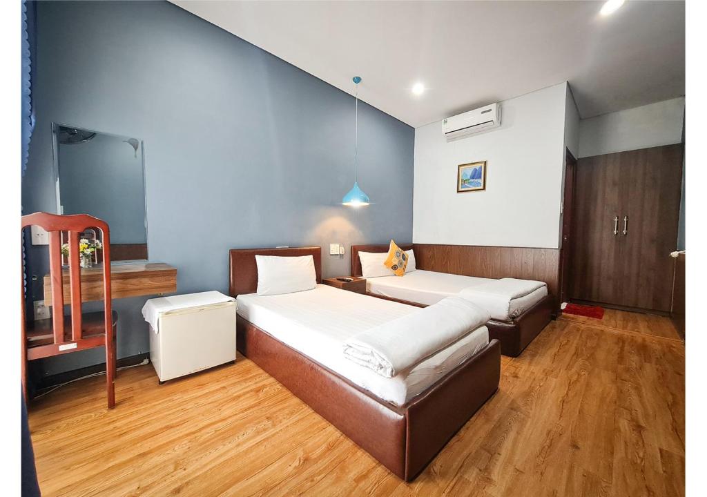 Postel nebo postele na pokoji v ubytování Quan Quan Hotel