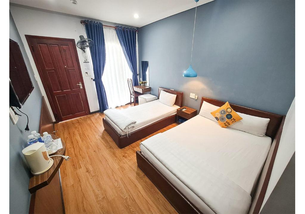 Postel nebo postele na pokoji v ubytování Quan Quan Hotel