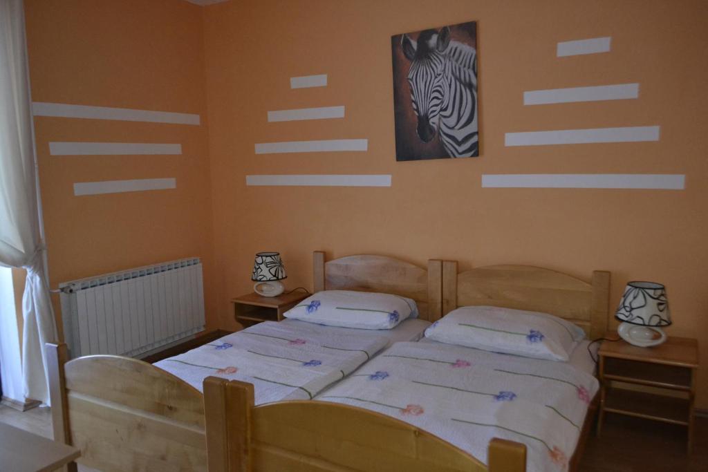 Postel nebo postele na pokoji v ubytování Guest House Kmečki Hram FORTUNA