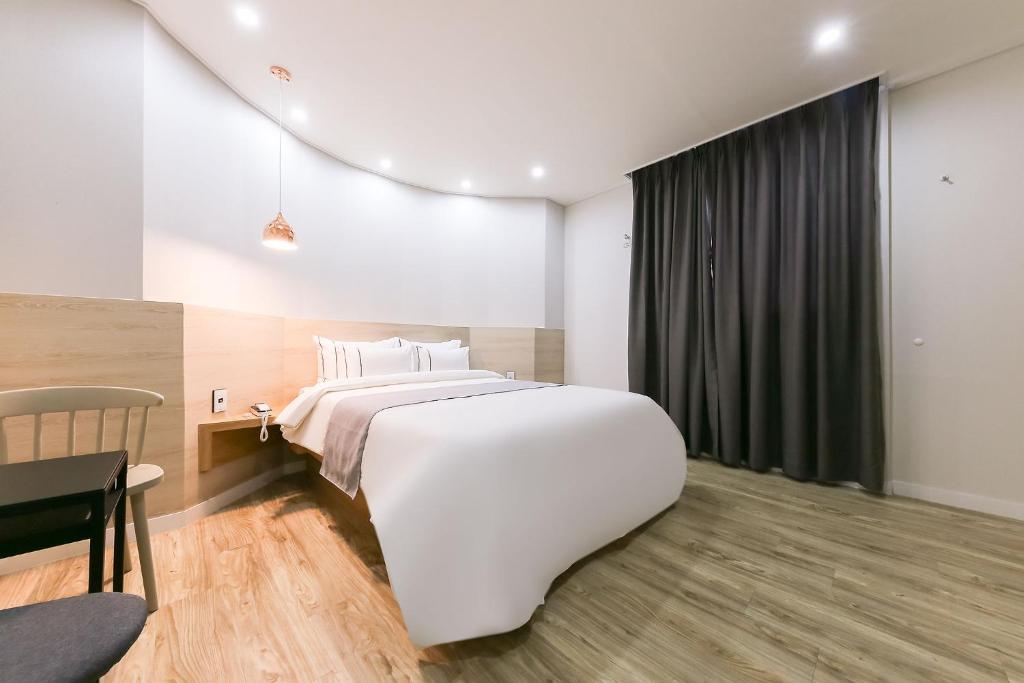 Postel nebo postele na pokoji v ubytování Daejeon Yuseong Hotel Dret