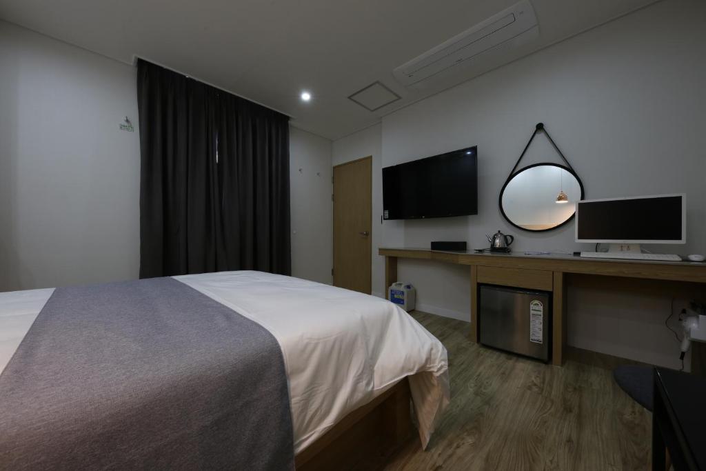 Postel nebo postele na pokoji v ubytování Daejeon Yuseong Hotel Dret