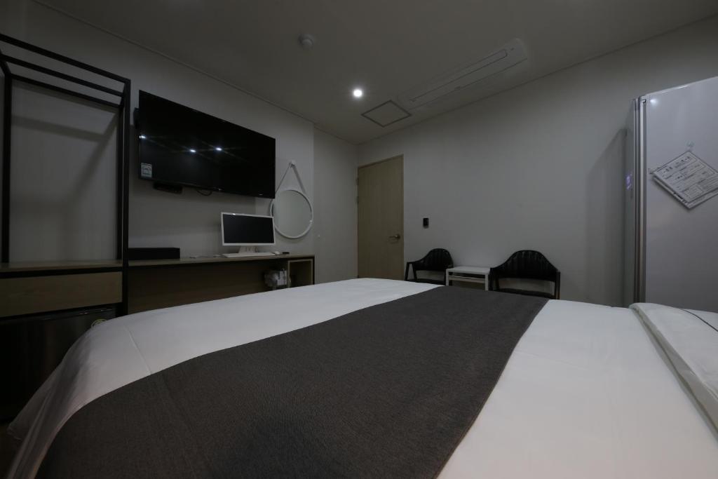 TV a/nebo společenská místnost v ubytování Daejeon Yuseong Hotel Dret