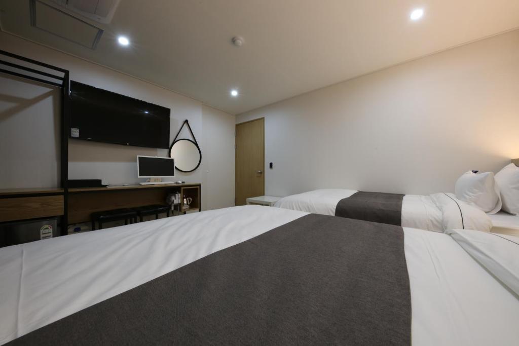 Postel nebo postele na pokoji v ubytování Daejeon Yuseong Hotel Dret