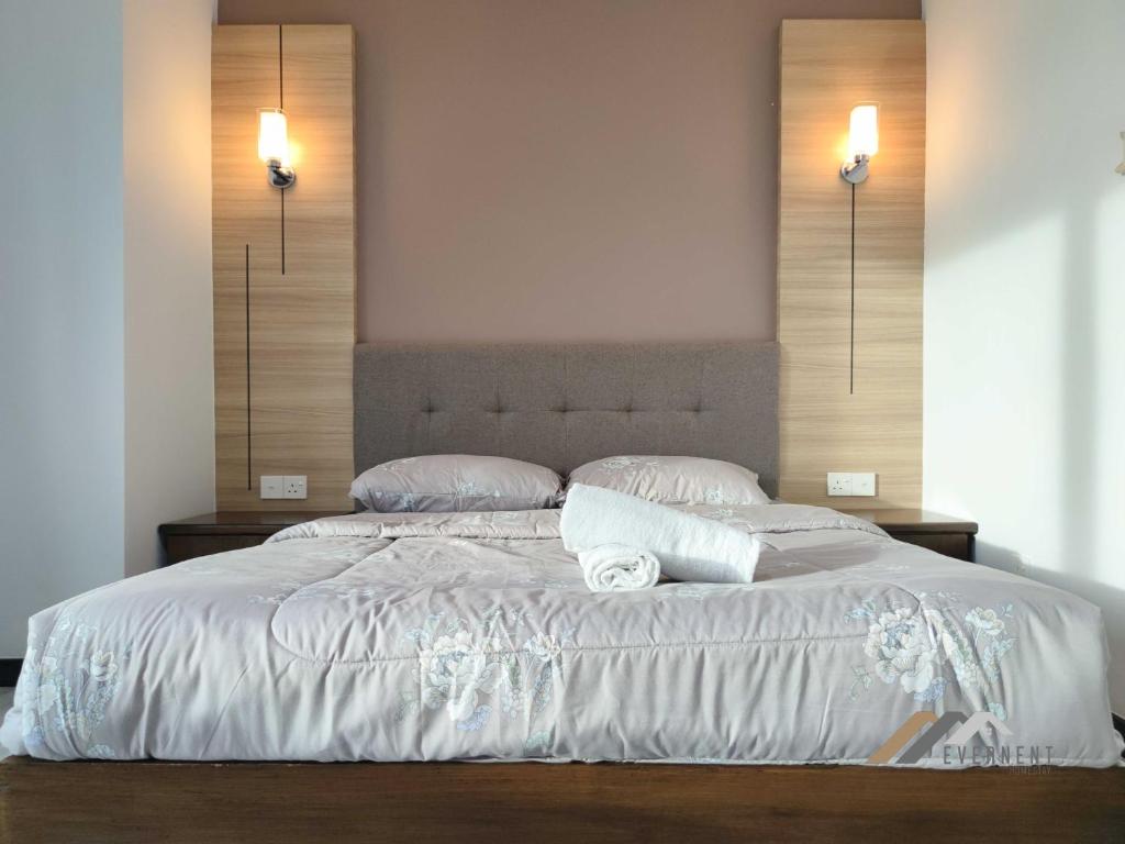 1 dormitorio con 1 cama grande y 2 almohadas en Imperial Suites by Evernent en Miri