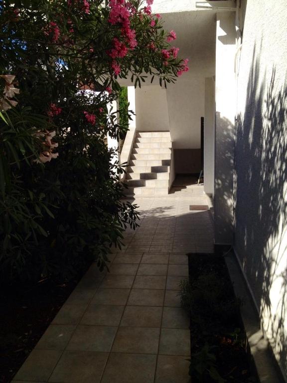 a hallway with pink flowers and stairs in a building at Apartments Sugar in Mandre