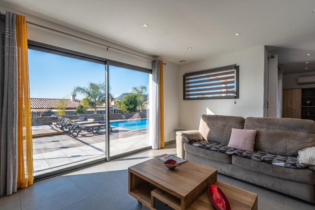 Bazén v ubytovaní Afa, proche d Ajaccio, Magnifique Villa 4 pers avec Piscine privée et vue montagne alebo v jeho blízkosti