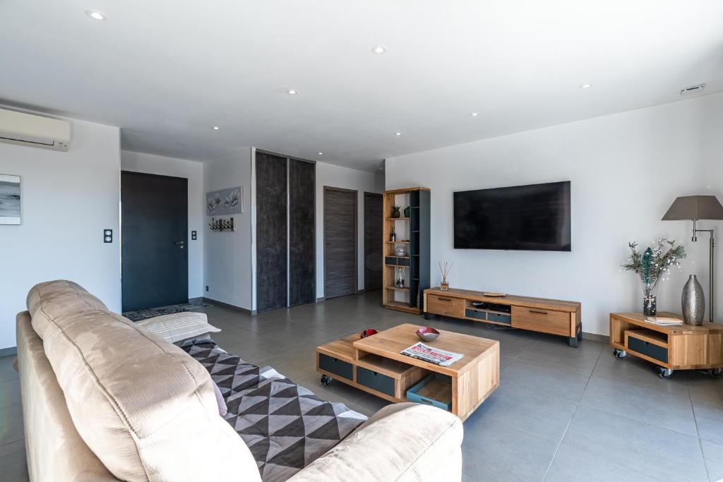 Televízia a/alebo spoločenská miestnosť v ubytovaní Afa, proche d Ajaccio, Magnifique Villa 4 pers avec Piscine privée et vue montagne