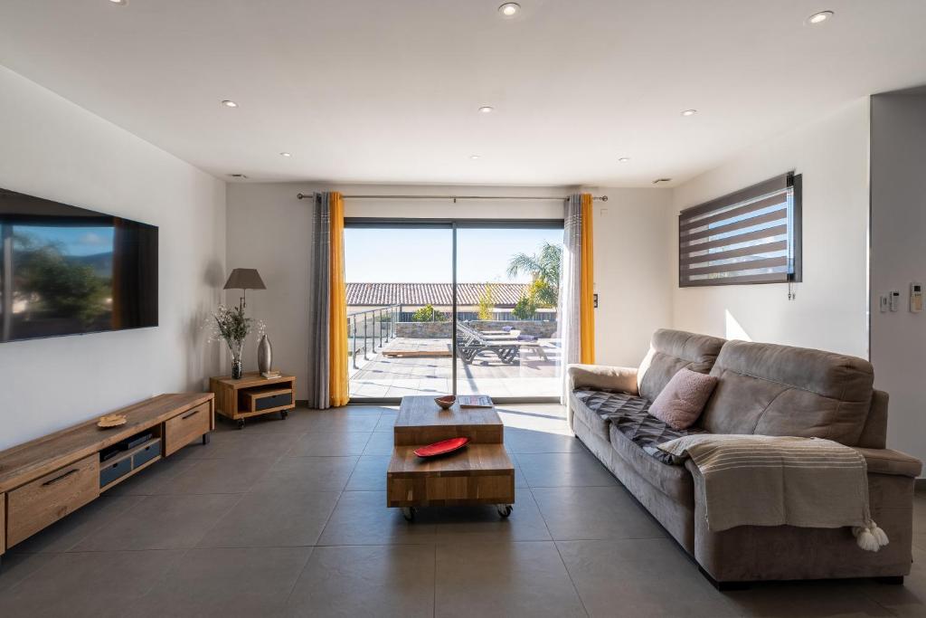 Posedenie v ubytovaní Afa, proche d Ajaccio, Magnifique Villa 4 pers avec Piscine privée et vue montagne