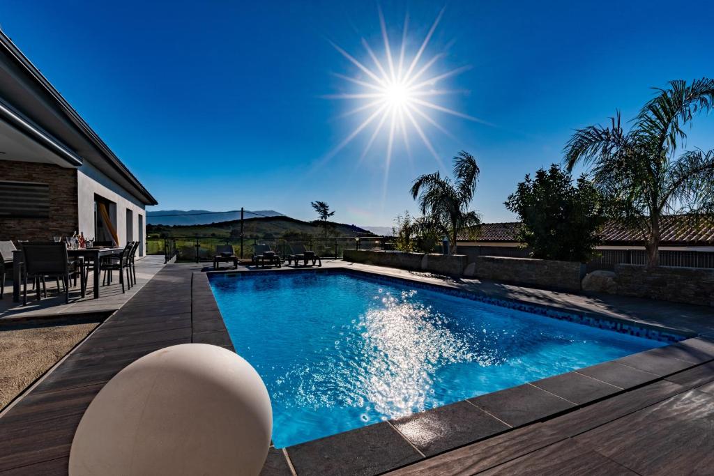 Bazén v ubytovaní Afa, proche d Ajaccio, Magnifique Villa 4 pers avec Piscine privée et vue montagne alebo v jeho blízkosti