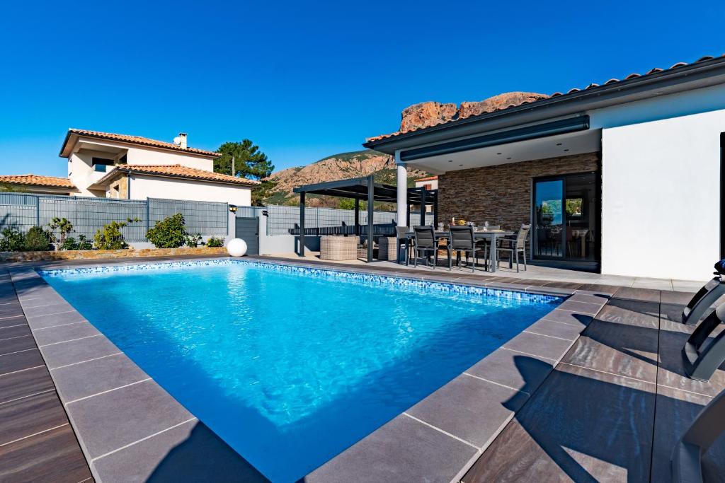 Bazén v ubytovaní Afa, proche d Ajaccio, Magnifique Villa 4 pers avec Piscine privée et vue montagne alebo v jeho blízkosti