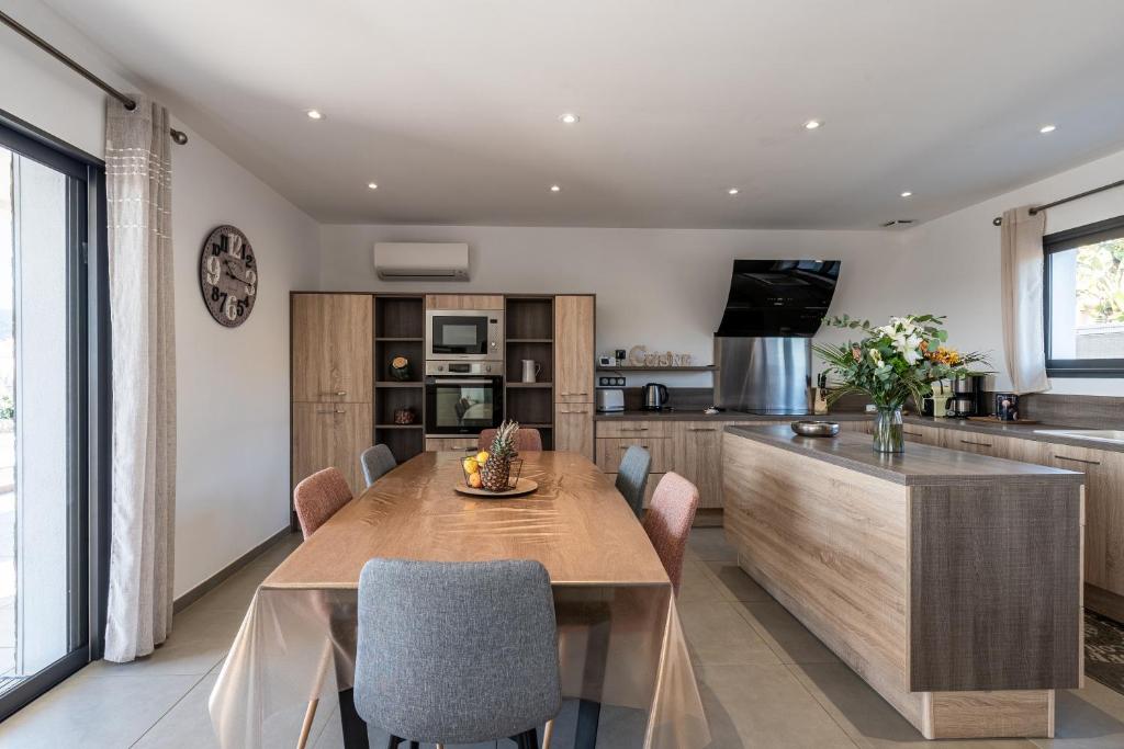Kuchyňa alebo kuchynka v ubytovaní Afa, proche d Ajaccio, Magnifique Villa 4 pers avec Piscine privée et vue montagne