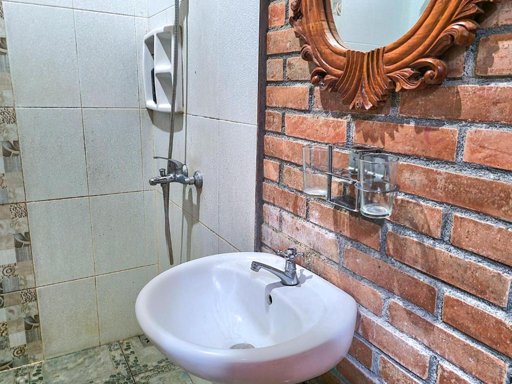 Koupelna v ubytování Ndalem Suryo Saptono Guest House