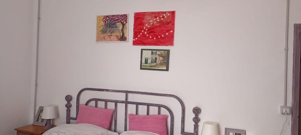Łóżko lub łóżka w pokoju w obiekcie Cascina Marasca Appartamento Viola