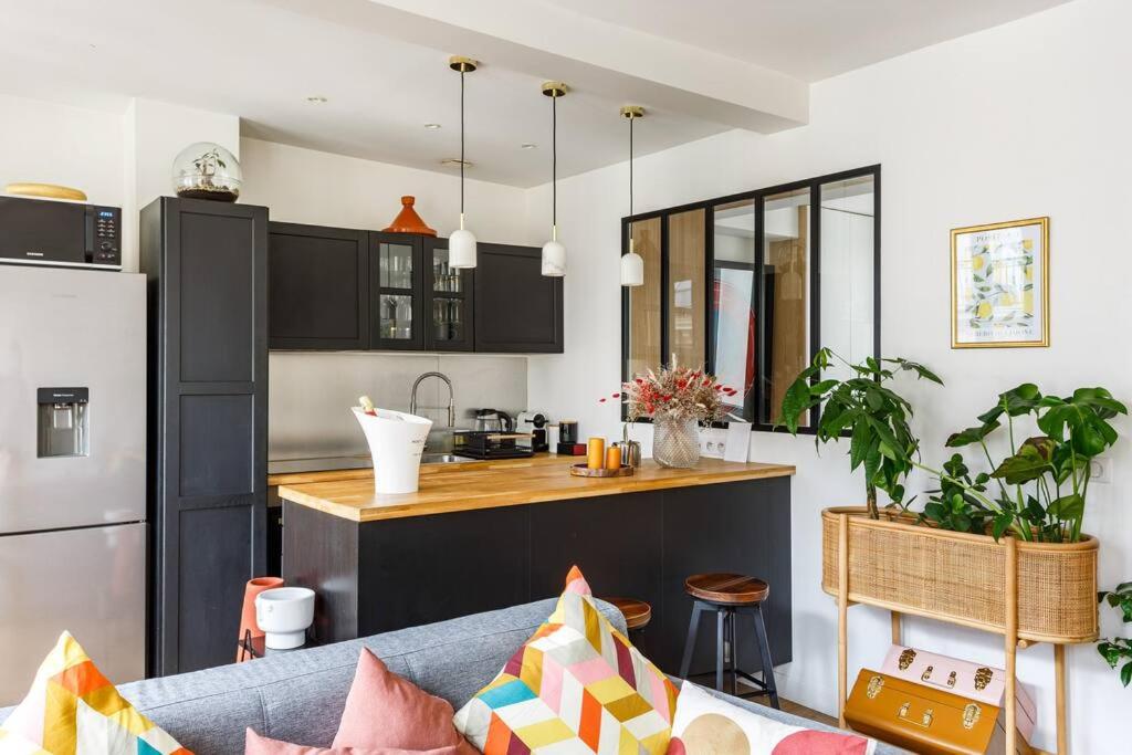 A kitchen or kitchenette at Superbe appartement au c&oelig;ur de Paris - Marais