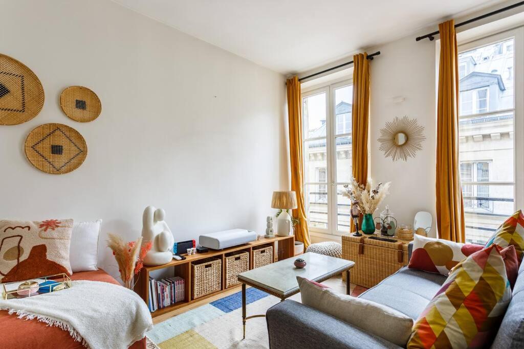 A seating area at Superbe appartement au c&oelig;ur de Paris - Marais