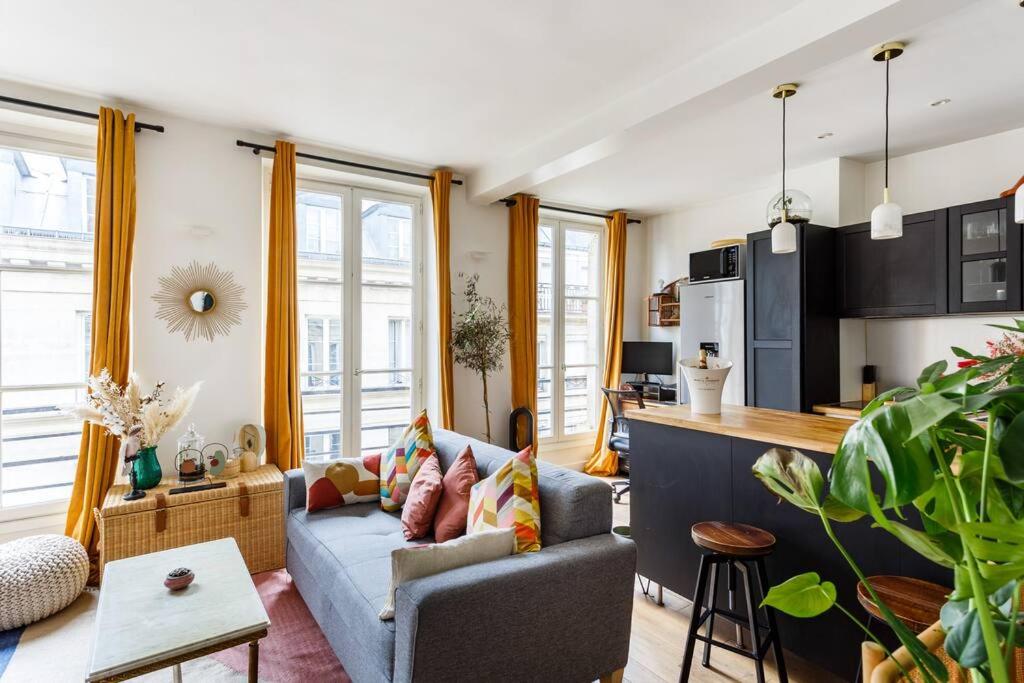 A seating area at Superbe appartement au c&oelig;ur de Paris - Marais