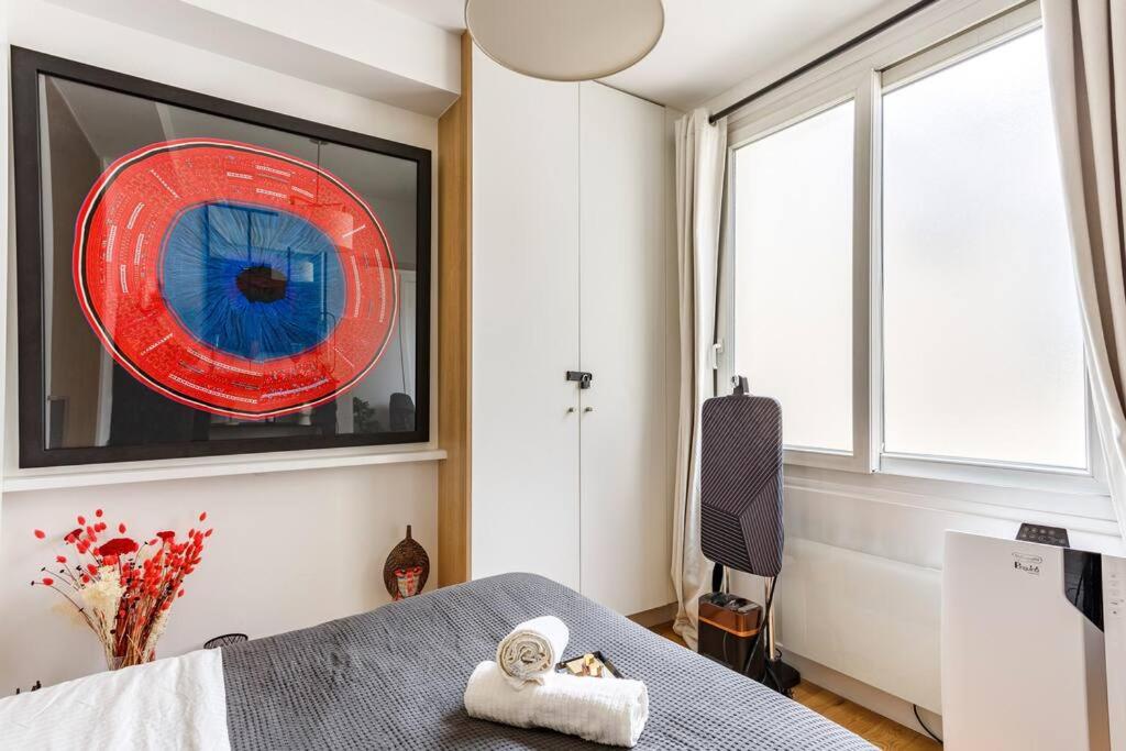 A bed or beds in a room at Superbe appartement au c&oelig;ur de Paris - Marais