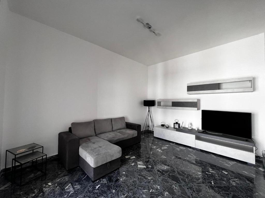 een woonkamer met een bank en een televisie bij A casa di Mary in Calimera
