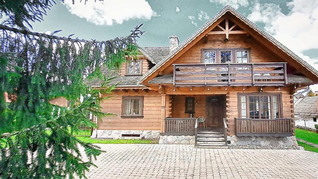 Casa de madera grande con porche grande en FORMA Apartament Supraśl en Supraśl