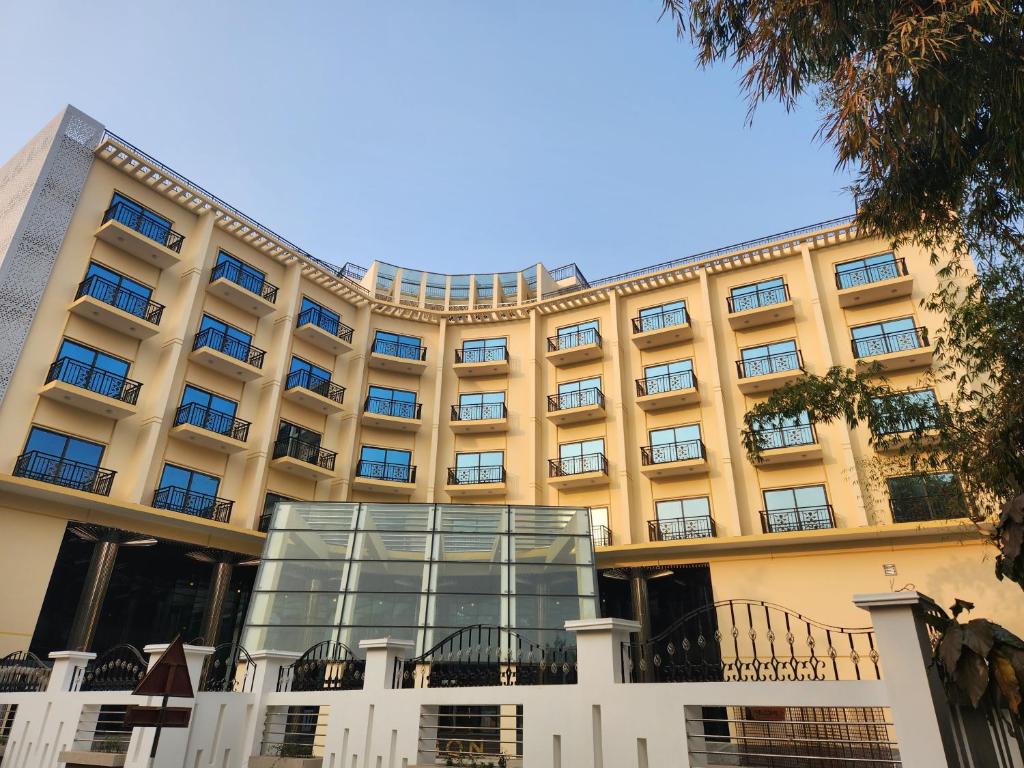 ein großes Gebäude mit einem Glasfenster davor in der Unterkunft Paragon Hotel and Resort in Sreemangal