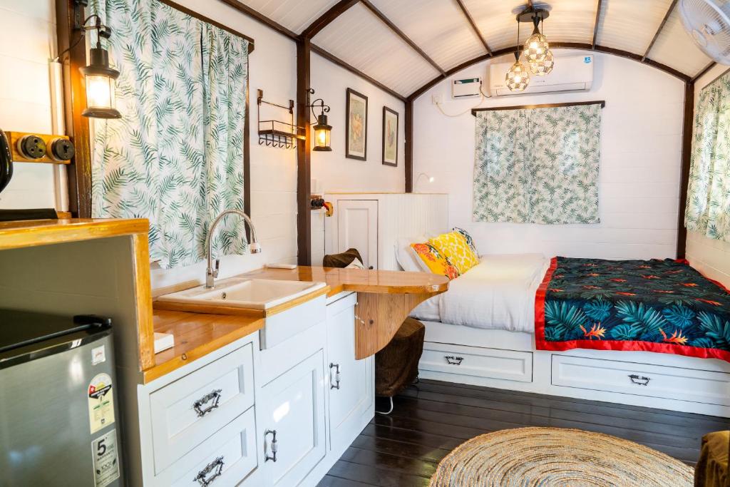 A cozinha ou kitchenette de Nirvana Hill Resort